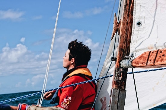 naegador en un barco