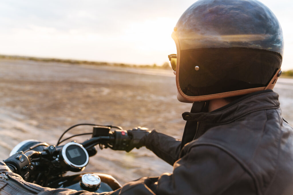Persona conduciendo moto por el desierto